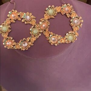 Gold round flower earrings